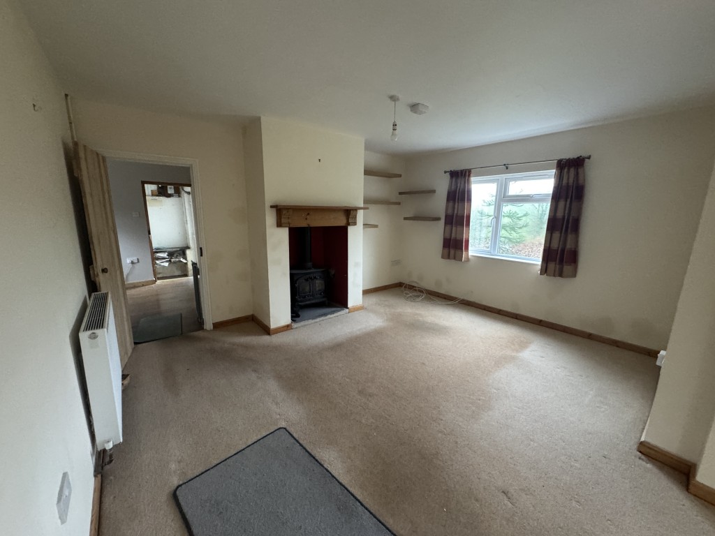 Lot: 45419 - TO BE OFFERED IN OUR 7TH MAY AUCTION - DETACHED FARMHOUSE ON A GOOD SIZED PLOT FOR IMPROVEMENT - Living/dining area